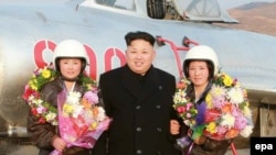 Сам Ким Чен Ын также очень любит появляться в обществе молодых девушек