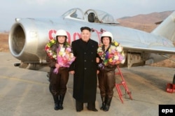 Ким Чен Ын очень любит фотографироваться с девушками в военной форме