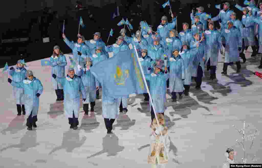 Сборная Казахстана. Знаменосцем сборной стал шорт-трекист Абзал Ажгалиев. На церемонии он был одет в казахскую национальную одежду.