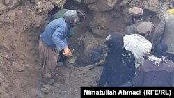 تصویر آرشیف: کارگران یک معدن طلا در بدخشان 