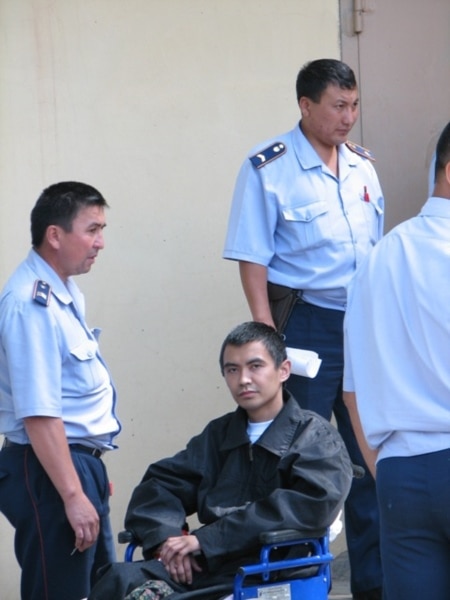 Жасулана Сулейменова, обвиняемого в терроризме, выводят из Алматинского суда Астаны. 19 августа 2009 года. 