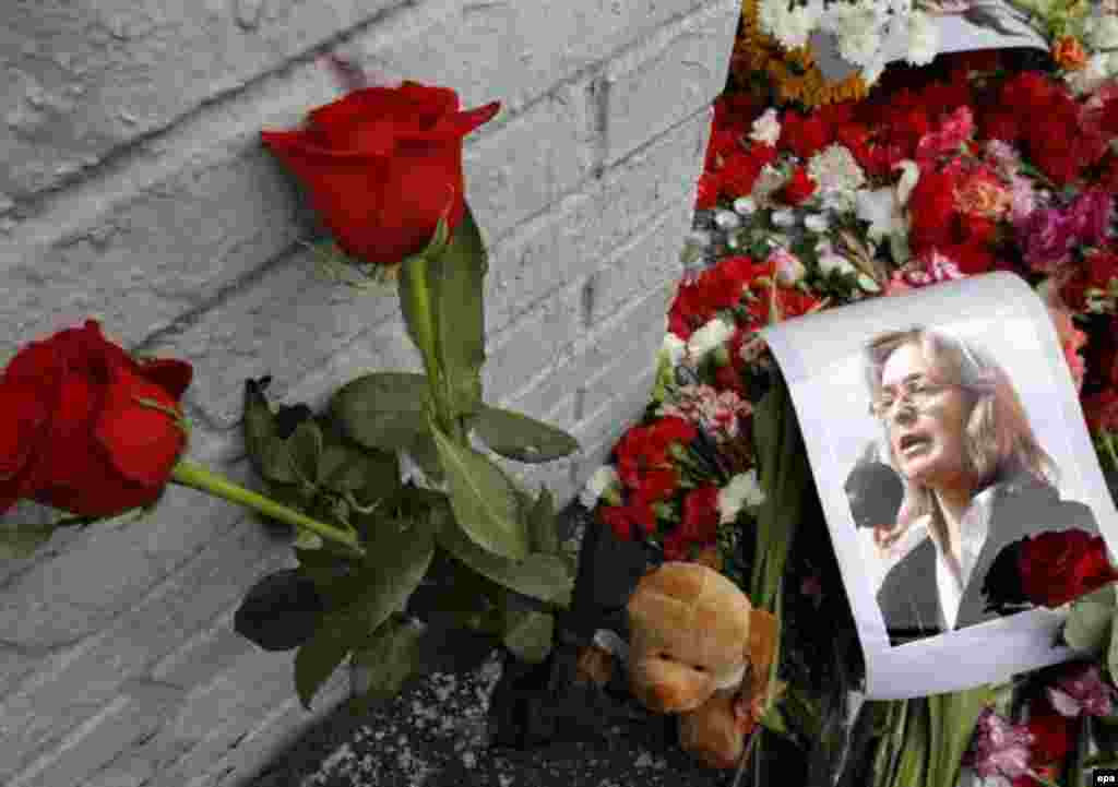 Russia -- flowers outside home of Anna Politkovskaya, 8oct2006 (660x465) - Politkovskayanıñ üleme turında işetügä, keşelär anıñ öyenä çäçäklär häm anıñ räsemnären kiterä başladılar. (epa)