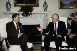 Зліва направо: президент США Рональд Рейган і перший секретар ЦК КПУ Володимир Щербицький в Овальному кабінеті Білого дому. Вашингтон, 7 березня 1985 року