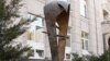 Հայաստան, Երևան - Դրամի արձանը Կենտրոնական բանկի շենքի դիմաց