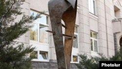 Դրամի արձանը Կենտրոնական բանկի շենքի մոտ