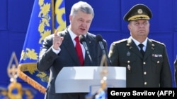 Petro Poroșenko și ministrul apărării Stepan Poltorak la parada militară de la Kiev, de Ziua independenței Ucrainei, 24 auugust