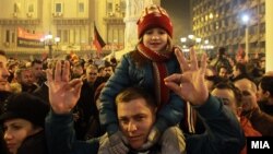 Архивска фотографија - Поддржувачи на ВМРО-ДПМНЕ прославуваат изборна победа по првичните резултати од парламентарните избори во декември 2016.
