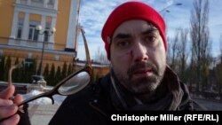 Канадського журналіста Майкла Колборна радикали вдарили в обличчя, коли він знімав акцію пам'яті загиблих трансгендерів