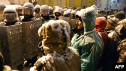 Ukrainë - Protestuesit pro-evropian përballen me policinë para ndërtesës së qeverisë në Kiev, 10 dhjetor, 2013