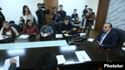 Armenia - Education Minister Levon Mkrtchian (R) meets with representatives of students protesting against government plans to scrap draft deferments, 8Nov2017.