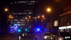 Forțele de poliție la locul exploziei din Manchester, Marea Britanie, 23 mai 2017