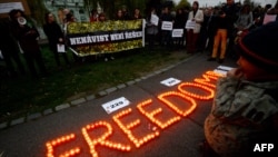 Участники демонстрации в знак солидарности с беженцами с помощью свечей изобразили слово "Свобода". Прага, 12 ноября 2015 года. 