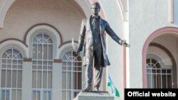 Памятник татарскому поэту Габдулле Тукаю в Уфе