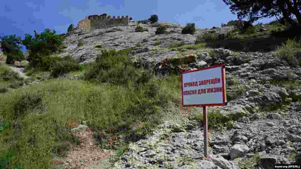 Заборонні таблички встановлені буквально на всіх крутих стежках Фортечної гори