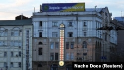 Банер «Харків – місто героїв!» на площі Конституції в Харкові, 11 липня 2022 рік
