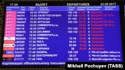 Табло со списком задержанных и отмененных рейсов "ВИМ-Авиа" в Московском аэропорту Домодедово. 25 сентября