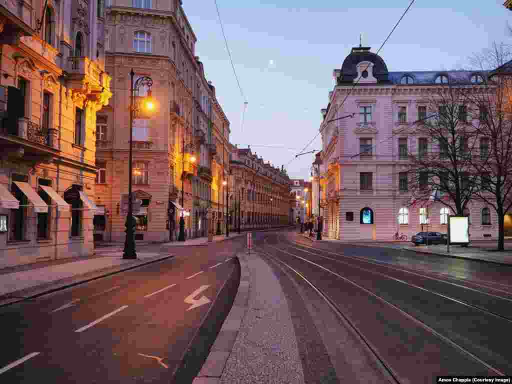 Пустые улицы в туристической зоне Праги. В Чешской Республике по состоянию на 24 марта зарегистрировано порядка 1300 зараженных коронавирусом, из них умерли двое