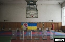 Centru de votare gol in Mariupol.