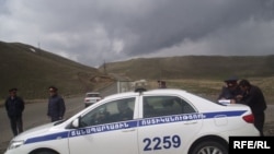 Traffic police stop cars on Gyumri - Yerevan road. 01May2009