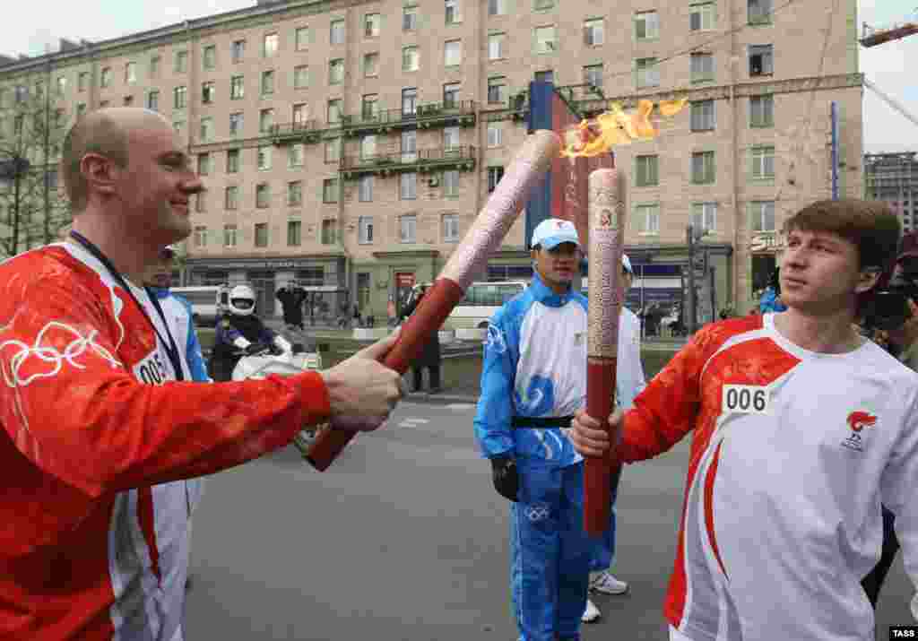 Фигурист Алексей Ягудин (справа) на эстафете огня летней Олимпиады-2008, 6 апреля 2008