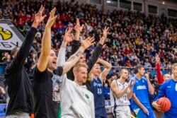 Гравці «Київ-Баскета» та «Дніпра» підтримують Максима Пустозвонова у фіналі