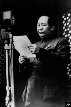 سخنان مائو در ترسیم راه «چین نوین» در اول اکتبر ۱۹۴۹ در میدان تین‌آن‌مین