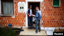 Переписчик беседуте с жителем деревни Крусев До рядом с Сребреницей. 1 октября 2013 года.