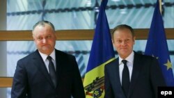 Moldovan President Igor Dodon (left) met with European Council President Donald Tusk in Brussels on February 7.