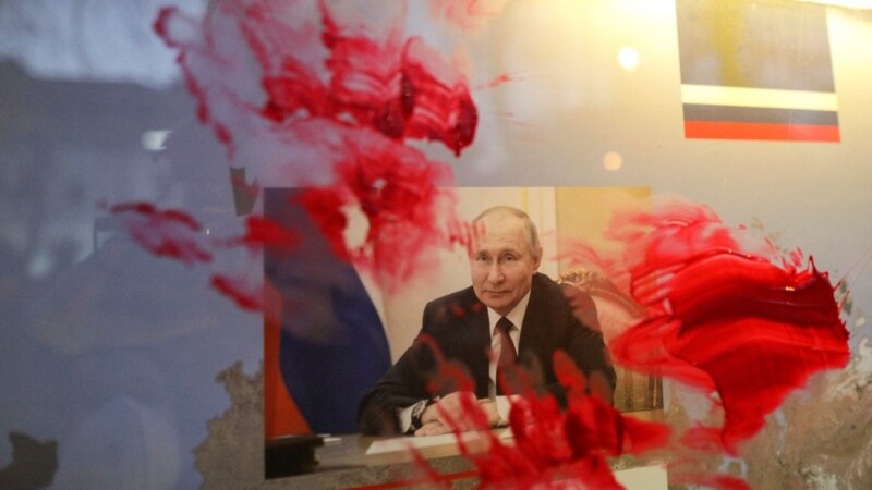 "Переговоры – это просто его игра". Адам Михник о Путине и войне с Украиной