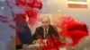 Розмазаний червоною фарбою портрет очільника Росії Володимира Путіна під час антивоєнної акції біля російського посольства в Румунії. Бухарест, 26 лютого 2022 року