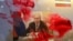 Розмазаний червоною фарбою портрет очільника Росії Володимира Путіна під час антивоєнної акції біля російського посольства в Румунії. Бухарест, 26 лютого 2022 року