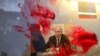 Un portret al președintelui rus Vladimir Putin a fost mânjit cu vopsea roșie în timpul unui protest împotriva războiului în fața Ambasadei Rusiei din București, după invazia lansată de Rusia împotriva Ucrainei. (Bucureşti, 26 februarie 2022)