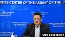Руководитель управления общественного здоровья Алматы Тлеухан Абилдаев на брифинге.