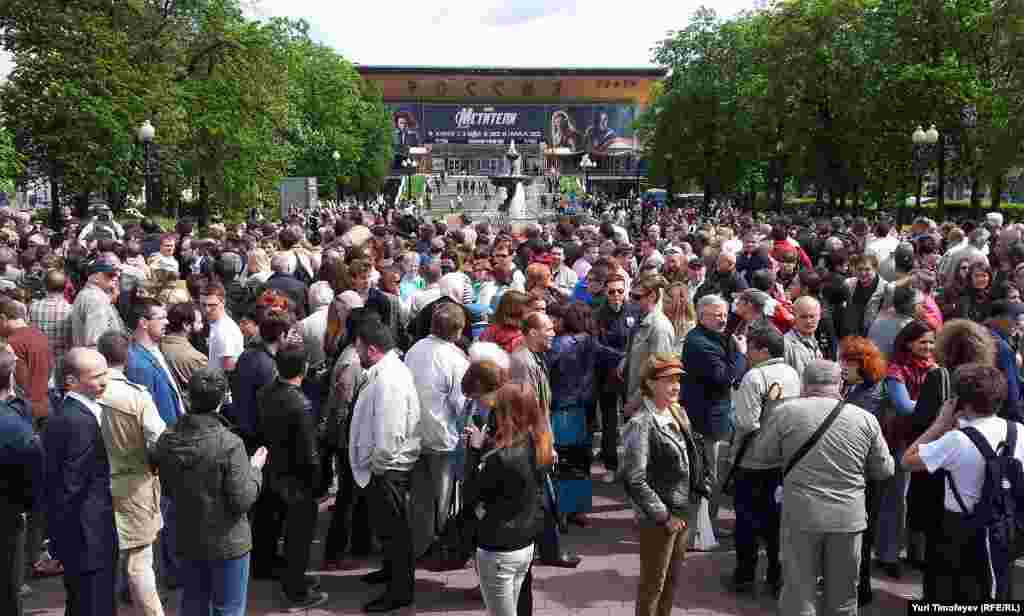 Люди збираються на Пушкінській площі Москви біля пам&rsquo;ятника російському поетові