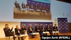 Aleksandar Vučić i Hašim Tači na panelu foruma u Alpbahu, 25. avgust 2018.