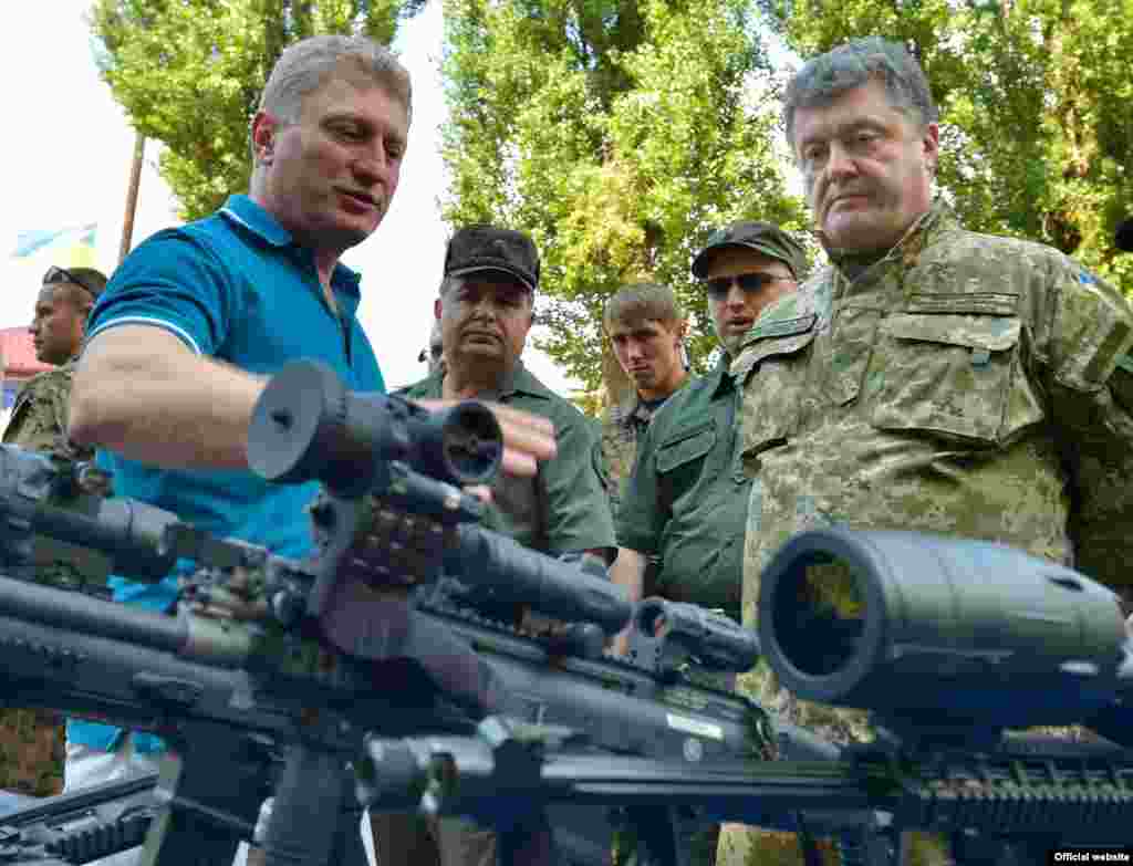 Президент України Петро Порошенко у навчальному центрі Національної гвардії в Нових Петрівцях, 26 липня 2014 року &nbsp;