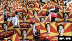 طرفداران آنگ سان سوچی در هنگام اعتراض به کودتای نظامی