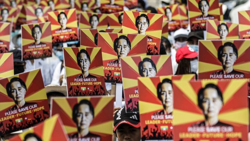 Prvo pojavljivanje Su Ći nakon vojnog udara