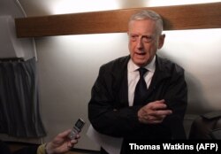 Ministrul american al apărării, Jim Mattis, în avion spre Kabul ,13 martie, 2018