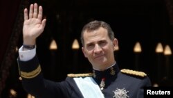 Испанияның жаңа королі Алтыншы Филипп Мадридтегі король сарайында тұр. Испания, 19 маусым 2014 жыл.