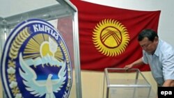 Қирғизистон - Узви Кумиссиюни маҳаллии интихобот ҳавзаро ба овоздиҳӣ омода мекунад. 21 июли соли 2009.