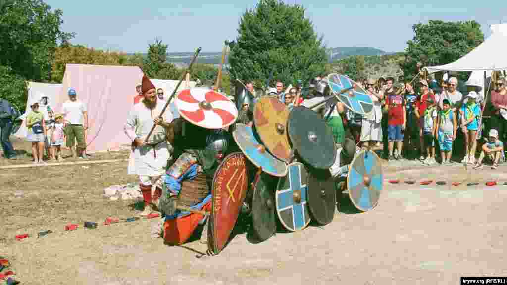 Середньовічні російські воїни йдуть у наступ на показовому виступі на майданчику &laquo;Давня Русь і Візантія&raquo;