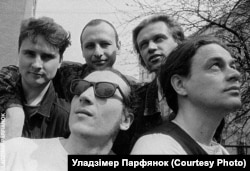 Алег Тумашоў крайні зьлева