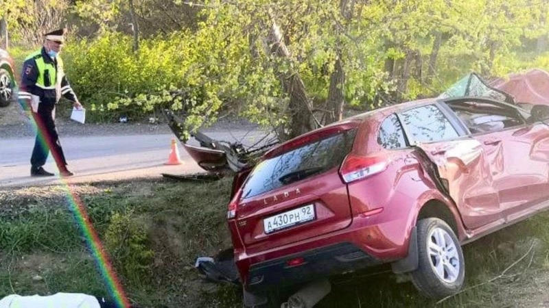 В Севастополе авто врезалось в дерево, есть погибший и пострадавшие