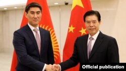 Кыргызстандын тышкы иштер министри Чыңгыз Айдарбеков Кытайдын коммерция министри Чжун Шань менен жолугушту. 