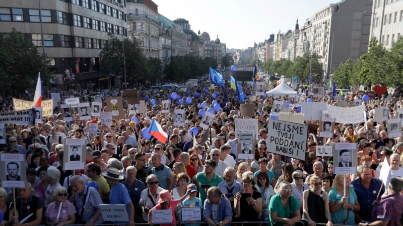 Протест на Чесите откако Владата го преживеа гласањето на недоверба