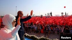 Туркия президенти Ражаб Тоййиб Эрдўғон рафиқаси Эмина хоним билан "Демократия ва шаҳидлар митинги"да, Истанбул, 2016 йил 7 августи.