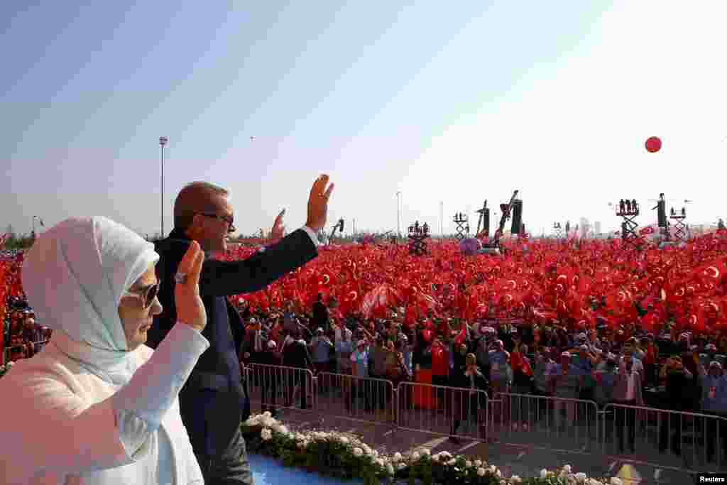 Президент Туреччини Реджеп Тайїп Ердоган із дружиною під час проурядового мітингу у Стамбулі
