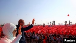 Президент Турции Реджеп Тайип Эрдоган с супругой на проправительственной акции, организованной после попытки переворота. Стамбул, 7 августа 2016 года.