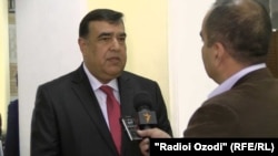 Abdujabbor Rahmonzoda Ta’lim va fan vaziri ekan, musulmoncha libos va kalta yubkalarda darsga kelishni ta’qiqlashi bilan nom chiqargandi.